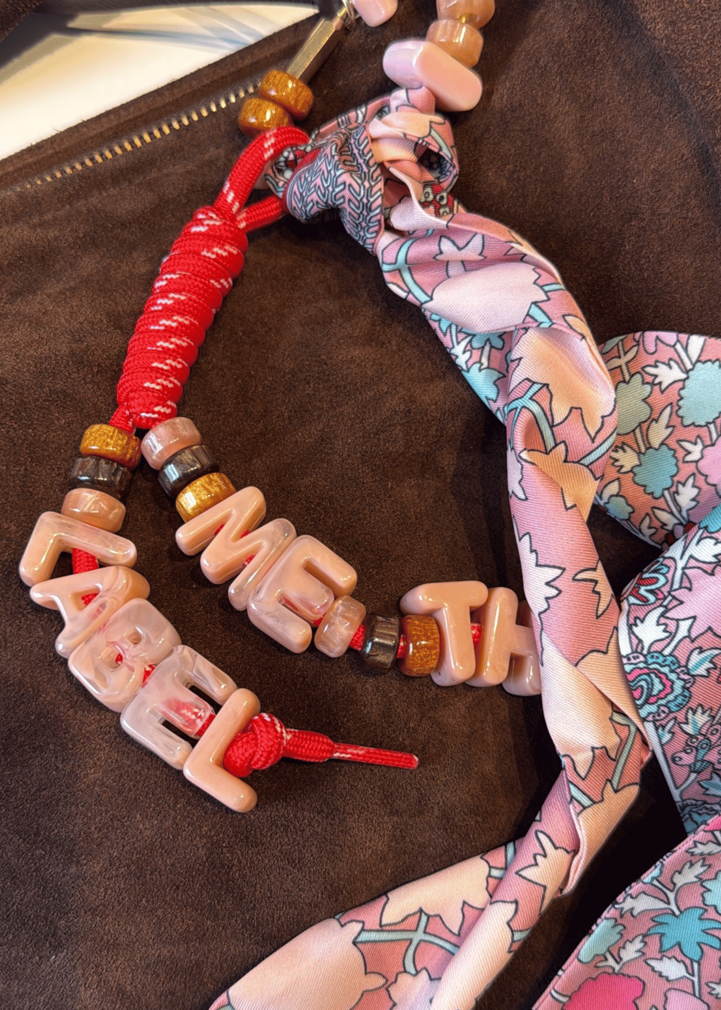 The Mē Charm Bar: personalised keychains with braided cords and letter beads